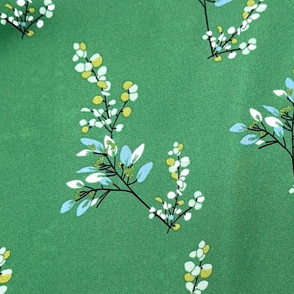 LOFT V Neck Flutter Sleeve Green Floral Blouse Size MP - Picture 6 of 11